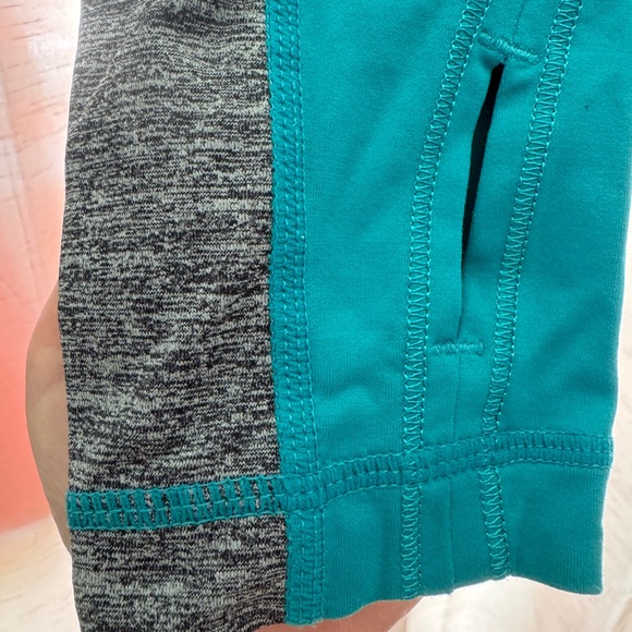 Lululemon- women’s Run for Your life pullover. Size 4. Teal blue with hood - Picture 3 of 10